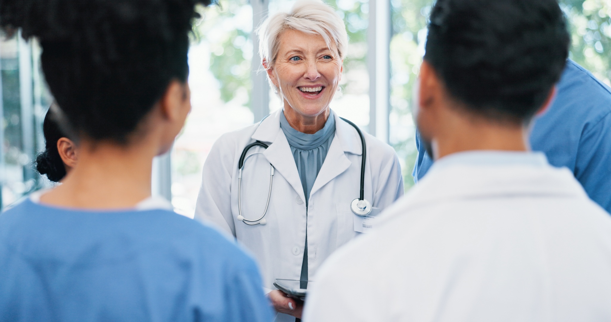 doctor-students-on-rounds